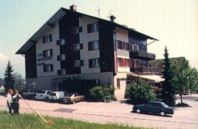 - Gute und Preiswerte K�che!  Grosse Lokalit�ten, Saal bis zu 120 Personen  - Fam. Tsch�mperlin-Hefti freut sich Sie kulinarisch verw�hnen zu d�rfen.